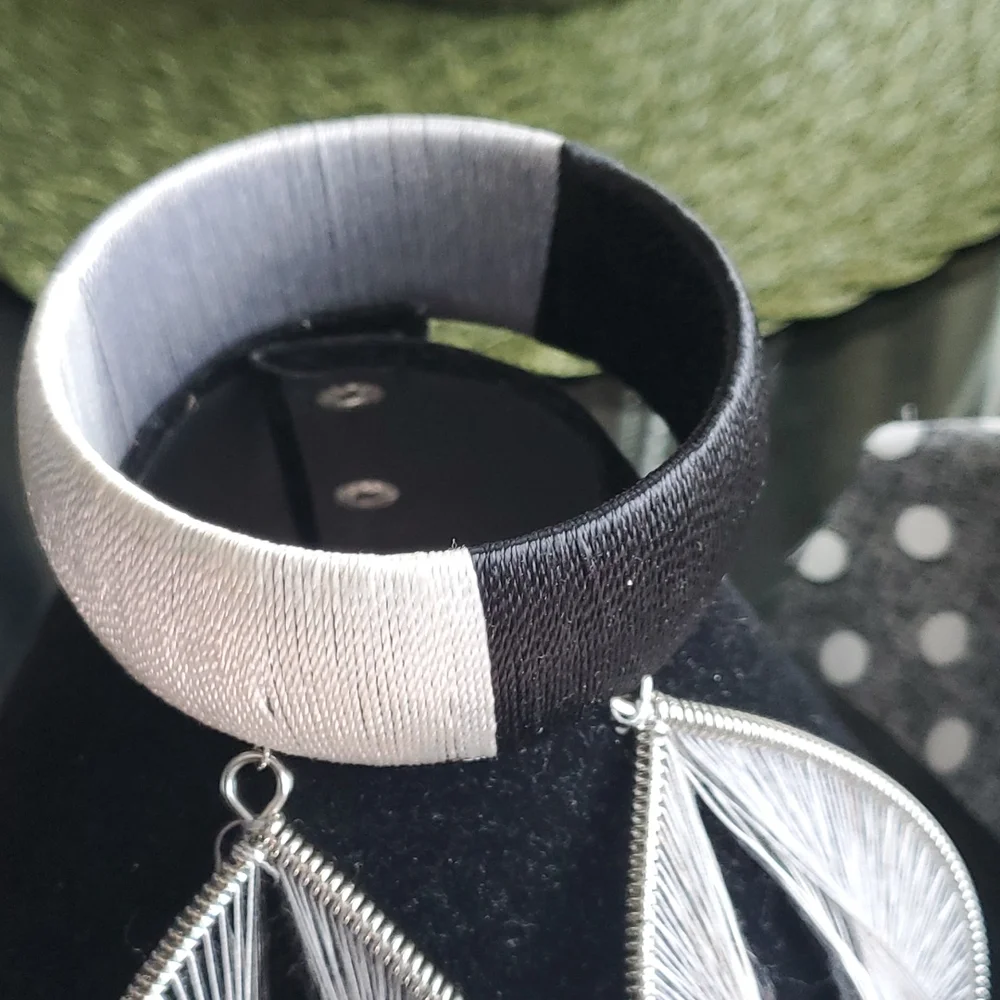 Earrings and bracelet set - Picture 4 of 7